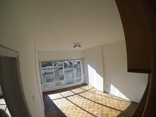 Apartamento Un Dormitorio Al Frente, Luminoso, Impecable,