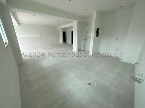 Se Vende Bello Apartamento En La Tahona 25-14486