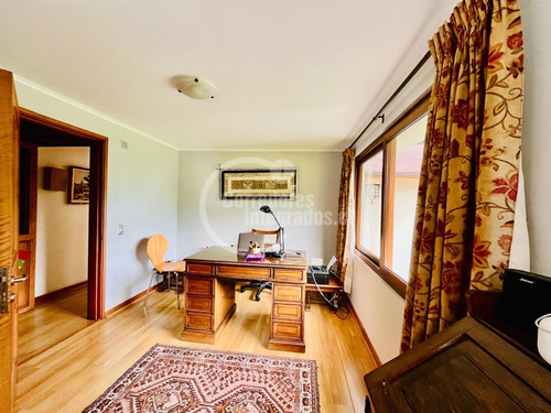 Casa En Venta De 7 Dorm. En Los Dominicos Antiguo