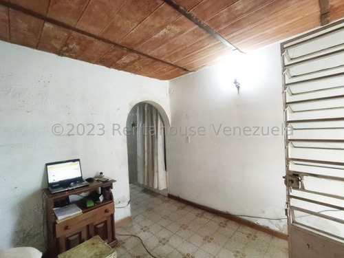 Amplia Casa En Venta Con Anexo Servicio De Internet Excelente Precio Los Samanes Maracay Estef 23-21298