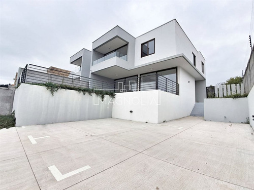 Casa En Venta De 3 Dorm. 4 Baños Y Sala De Estar En Concón