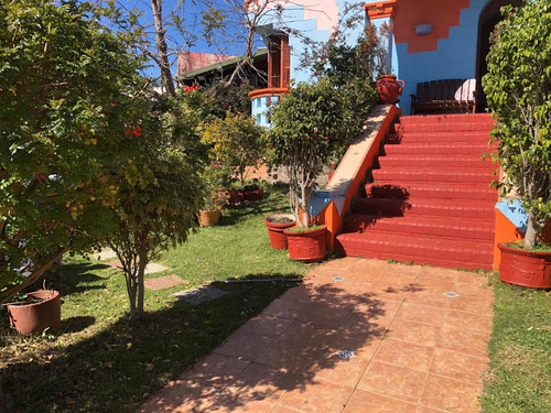 Casa En Alquiler En Piriapolis Con Parque Arbolado, Barbacoa Con Heladera Y Comedor Para 10 Personas