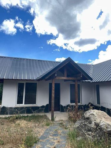 Casa En Venta - 2 Dormitorios 1 Baño - Cochera - 330mts2 - El Bolsón, Río Negro