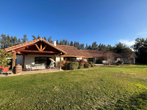 Casa Chilena En Condominio Con Club De Golf En Linderos