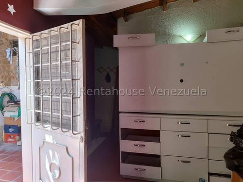 Raiza Suárez Vende Hermosa Casa Ubicada En Cabudare 2 4 2 4 3 6 9 Con Inversor De Corriente Para Toda La Casa Y Adicional Tiene Planta Eléctrica, En Conjunto Con Vigilancia Privada, Muy Seguro