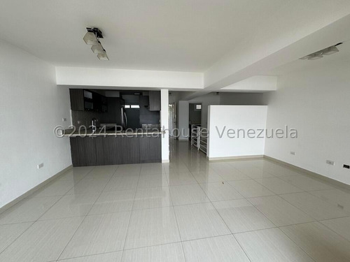 Espectacular Apartamento Duplex Con Clima De Montaña Y Terraza, Urb. Alto Hatillo. Mo 24-24908