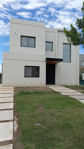 Venta  Casa En Barrio Araucarias, Puertos Del Lago, Escobar