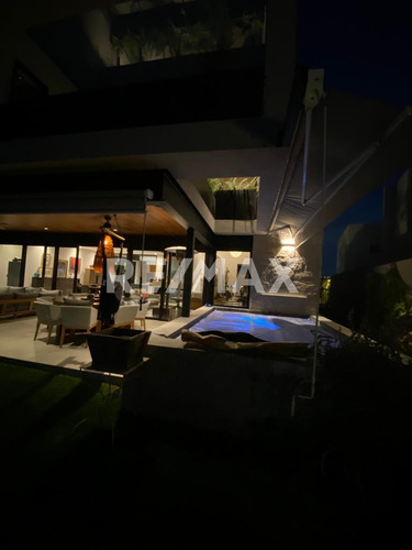 Casa En Venta En Condominio Altozano
