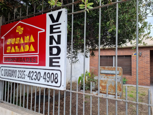 Vende Casa 4 Ambientes,  Fondo C/depto. R. De Escalada Este, Lanús.