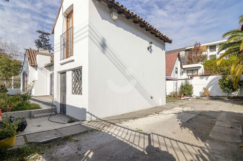 Hermosa Casa Colonial / Sector Residencial De Ñuñoa