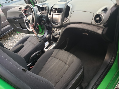 Imagen 3 de 7 de Chevrolet Sonic 2016 Verde
