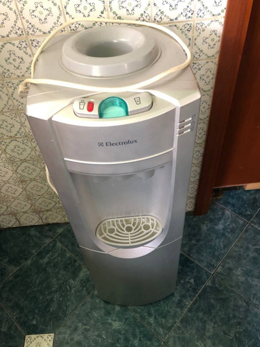 Imagen 4 de 6 de Dispensadora De Agua Electrolux Usado