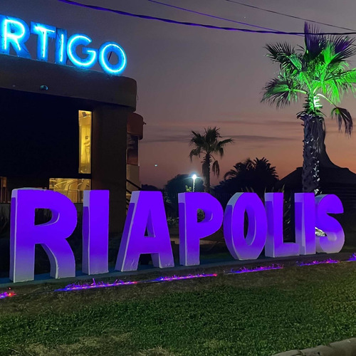 Alquilo Piriapolis Lindos Aptos De 1 Y 2 Dormitorios Sobre La Arena Rodeado De Palmeras Piscina Cerrada 38 Grados Sala De Juegos Un Lugar Unico En Piriapolis