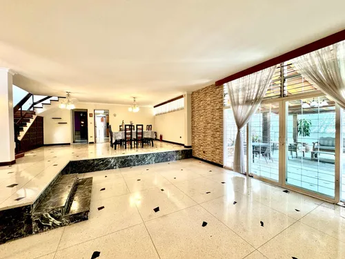 Casa En Prados Del Este (5h/5b/5pe)