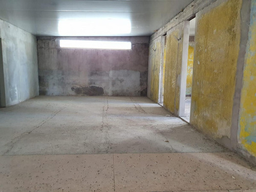 Imagen 12 de 18 de Edificio : 18 De Julio Y Vazquez, Esquina , 600 M2, 3 Plantas, Ascensor !!