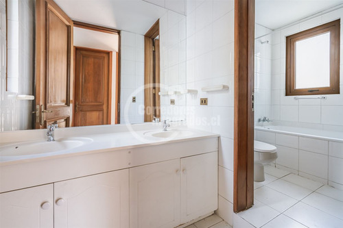 Casa En Venta De 6 Dorm. En Lo Barnechea