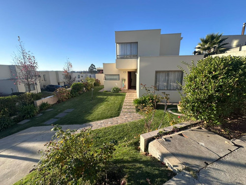 Casa En Condominio De Curauma, De 4 Dormitorios, Valparaiso