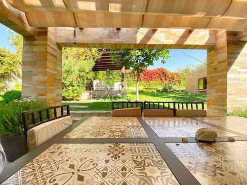Casa En Venta De 5 Dorm. 4 Baños Mas Serv. En Piedra Roja