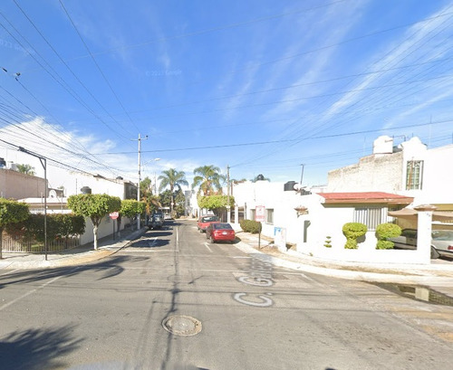 Casa En Venta En Los Girasoles Con 183 M2 De Terreno Con 4 Recamaras.