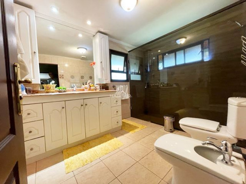 Casa En Venta De 5 Dorm. En Curicó