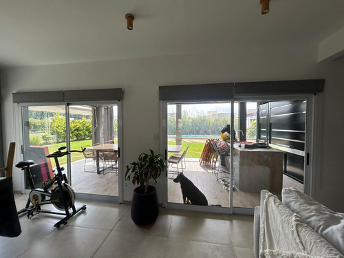 Casa En Venta - 2 Dormitorios 3 Baños - Cochera - 210mts2 - Canning
