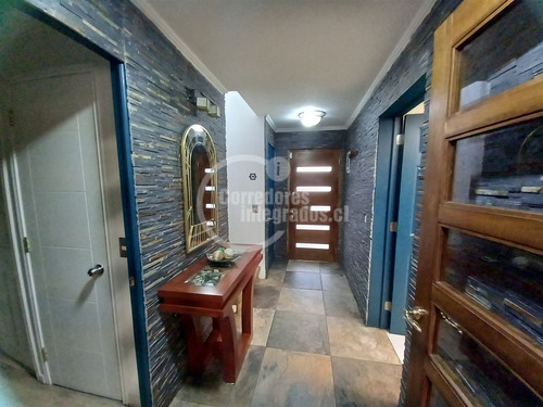 Casa En Venta De 5 Dorm. En La Florida