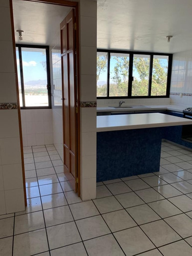 Se Renta Hermosa Casa Con Vista Panorámica Localizada En Acueducto De Xalpa En Vista Del Valle Con 450 Mts. De Construcción, Distribuidos 3 Niveles Con Excelente Luz Natural Y Acabados De Lujo.