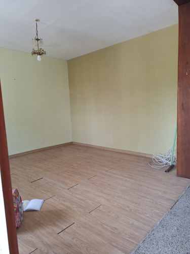 Casa Tipo Apartamento De 2 Dormitorios, Patio Pequeño Para Colgar Ropa.garantía Depósito En Atahualpa
