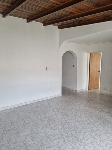 Imagen 10 de 12 de En Venta Quinta Urb. Andres Bello Maracay 580 Mts.