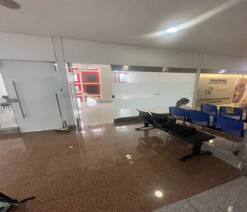 Alquilo Local Comercial En El Edificio De Colores