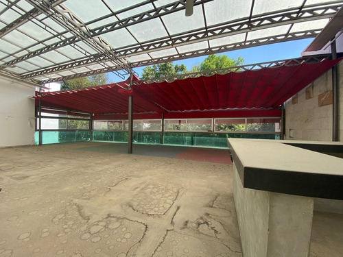 Imagen 9 de 13 de Local Comercial Sobre Julio Verne, A 90 Mts De Parque Lincol