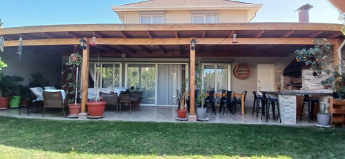 Hermosa Casa En Buin Oriente, Con Amplio Terreno.
