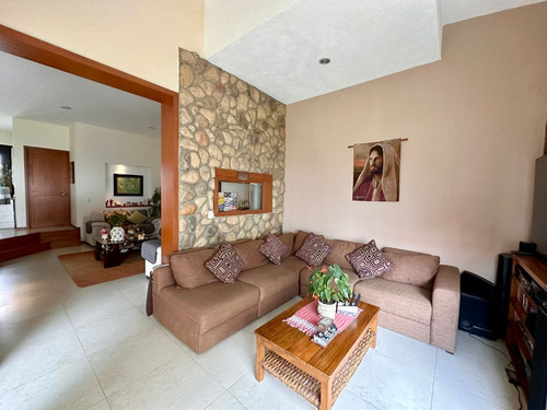 Oportunidad De Inversión - Casa Moderna Con Acabados De Primera En Previlegiada Ubicación En León!!