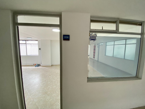 Imagen 3 de 22 de Arriendo Oficina 39m2. Chicó, Carrera 15. Piso 2, Espacio Amplio Vista Lateral, Con 1 Cupo De Parqueadero