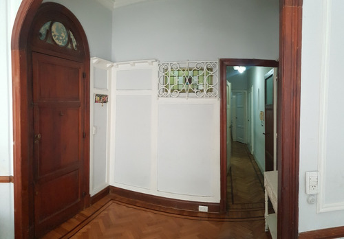 Imagen 8 de 30 de Uruguay Al 100. Semipiso. 3 Ambientes. 2 Dormitorios. Superficie 60 M2. Piso 2. Al Frente A La Calle. Balcón. Detalles De Categoría. Pisos De Roble De Eslavonia Con Guardas En Recepción Y Dormitorios.