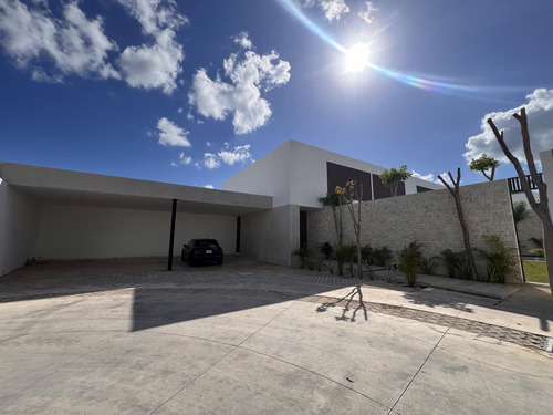 Casa En Venta Merida, Privada, De 659 Mt De Construccion.