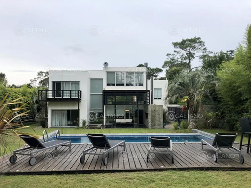 Alquiler Anual O Temporal Casa 5 Dormitorios. Playa Brava, Punta Del Este.