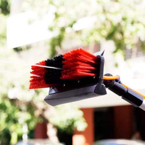 Cepillo Hydrocleaner extensible para alturas. Limpieza eficiente y accesible para todas las superficies, llegando a lugares altos y con compartimento para jabón y conexión a manguera.