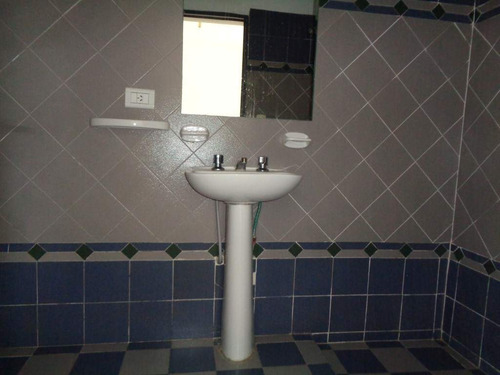 Barrio Alta Córdoba - Casa De 2 Dormitorios, Amplia Y Luminosa Con Cochera Cubierta, Cocina Comedor, 2 Baños Y Patio Con Césped
