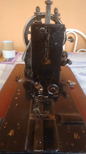 Maquina De Mão1847 Costurou A 1º Roupa De Santos Dumont 1873