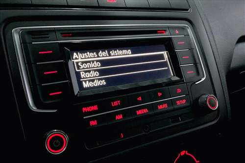 Imagen 24 de 25 de Volkswagen Vento Sedan 4 Pts Starline Ta A/ac Mp3 R-15
