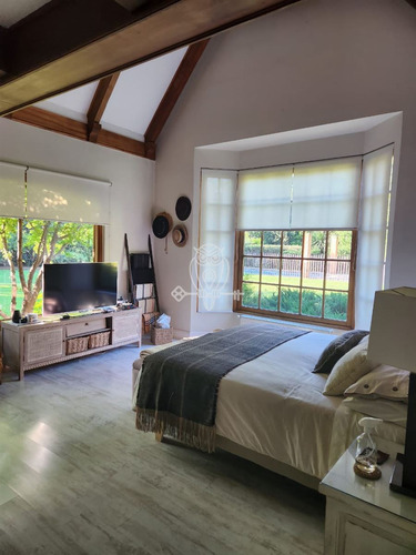 Casa Estilo Ingles En Venta De 7 Dorm. Las Brisas En Colina