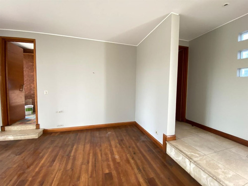 Casa En Venta De 7 Dorm. En Colina