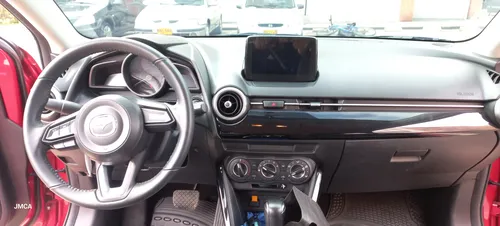 Mazda 2 Touring Hatchback Modelo 2023, Color Rojo Diamante