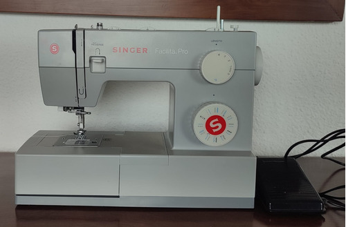 Máquina De Coser Singer Facilita Pro 4423 Gris 220v