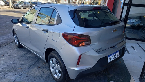 Imagen 3 de 14 de Chevrolet Onix Ls