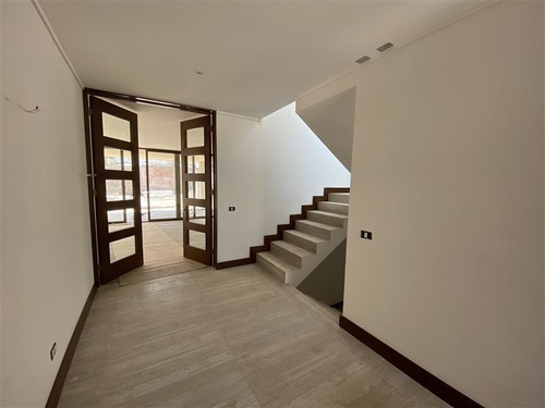 Casa En Venta De 4 Dorm. En Las Condes