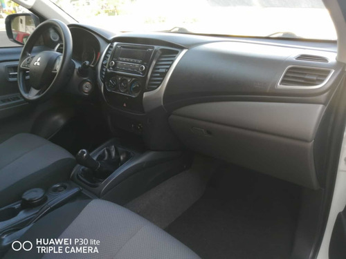 Imagen 8 de 12 de Mitsubishi L200 2018 2.4 Cabina Doble 4x2 Mt