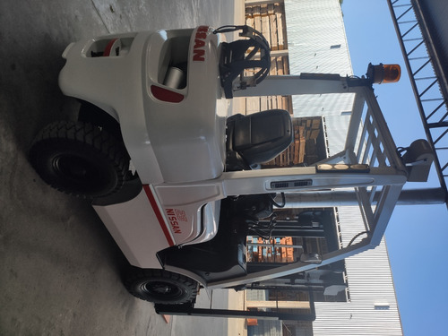 Autoelevador Nissan 2.5 Tn Diesel