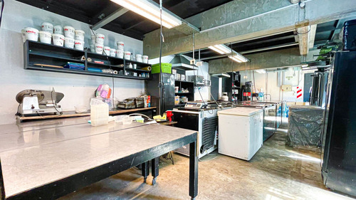 Venta Local Comercial Industrial + 2 Monoambientes